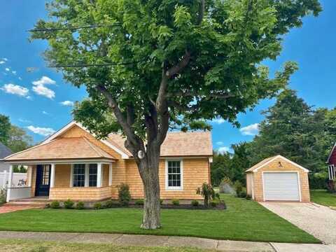 9 Circuit Rd, Bellport, NY 11713