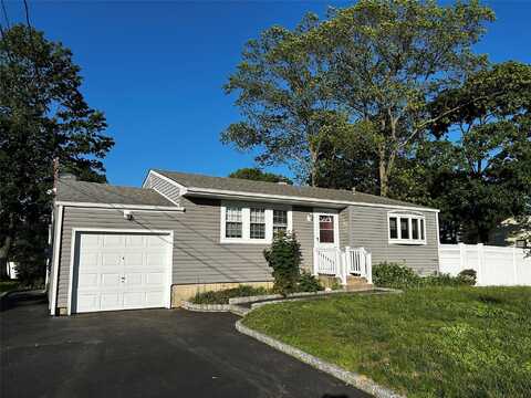 889 Lafayette Avenue, Bohemia, NY 11716