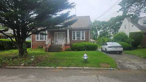 37 Netz Place, Albertson, NY 11507
