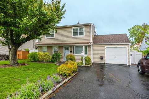 11 Myrtle Ln, Levittown, NY 11756