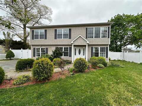 98 Cortelyou Street, Islip, NY 11751