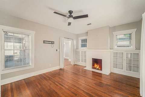 1319 S Henderson Street, Fort Worth, TX 76104