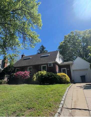 54 Greenway E, New Hyde Park, NY 11040