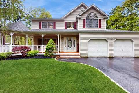 82 Freeman Lane, Manorville, NY 11949