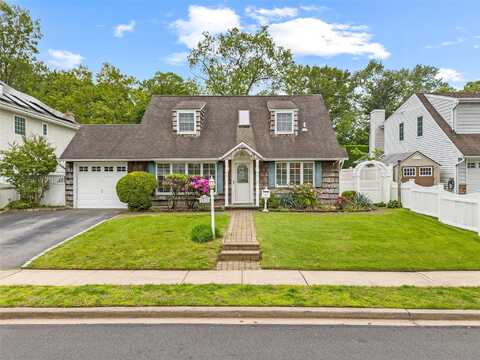 21 Arizona Avenue, Syosset, NY 11791