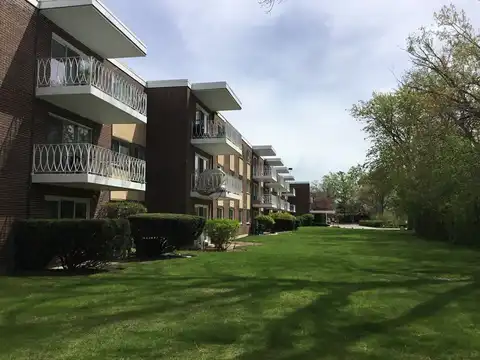 200 Deborah Lane NW, Wheeling, IL 60090