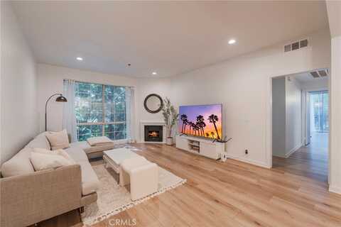 585 N Rossmore Avenue, Los Angeles, CA 90004