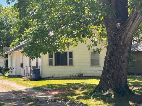 907 W 3rd St, Coffeyville, KS 67337