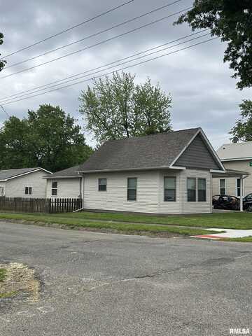 901 E OAK Street, Taylorville, IL 62568