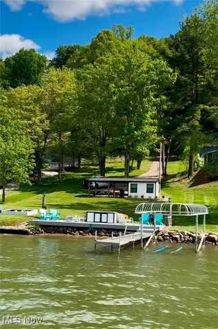 450 W Mohawk Drive, Malvern, OH 44644