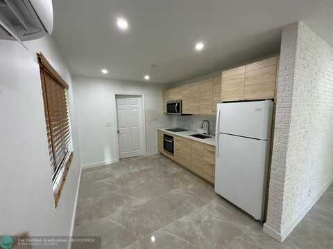 1117 NE 10th St, Hallandale Beach, FL 33009