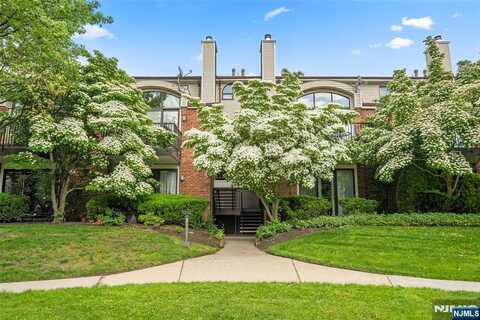 9 Carlyle Court, Teaneck, NJ 07666