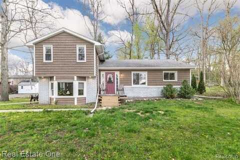 881 LAKEVIEW Boulevard, Highland, MI 48356
