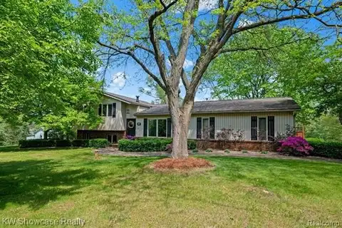 6690 CUTHBERT Road, White Lake, MI 48386