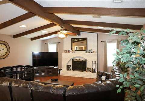 332 Crescent Drive, Hewitt, TX 76643