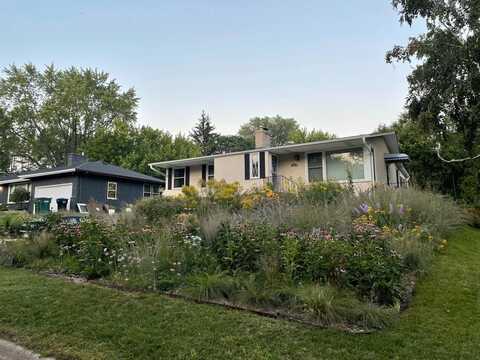 2479 Oxford Street N, Roseville, MN 55113