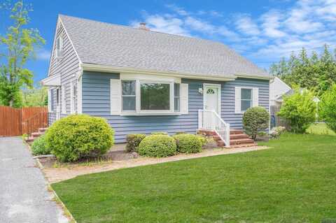 30 Millbrook Lane, Riverhead, NY 11901