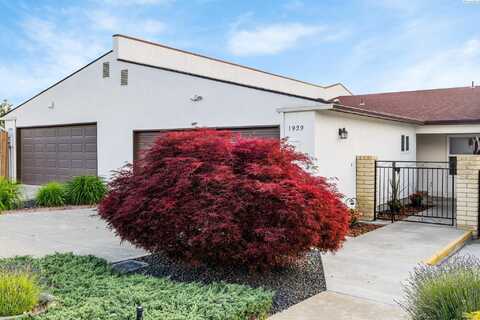 1929 Fairway Dr, Richland, WA 99352