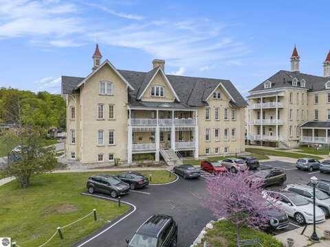 810 Cottageview Drive, Traverse City, MI 49684