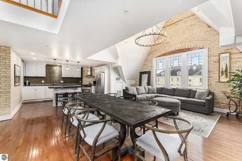 810 Cottageview Drive, Traverse City, MI 49684