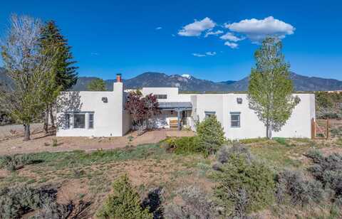206 Hondo Seco Road, Arroyo Seco, NM 87514
