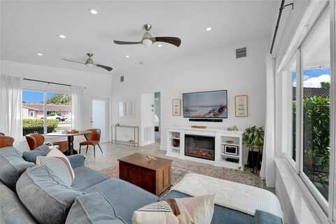 17 SE 9th Ave, Deerfield Beach, FL 33441