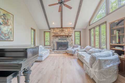 65 Maplewood Road, Lake Harmony, PA 18624