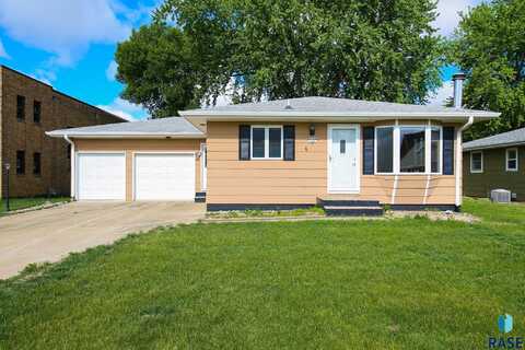 121 S Elm St, Lennox, SD 57039