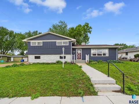 105 S Elm St, Lennox, SD 57039