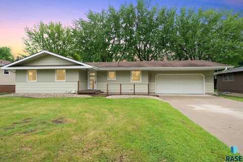 1912 E Sylvan Cir, Brandon, SD 57005