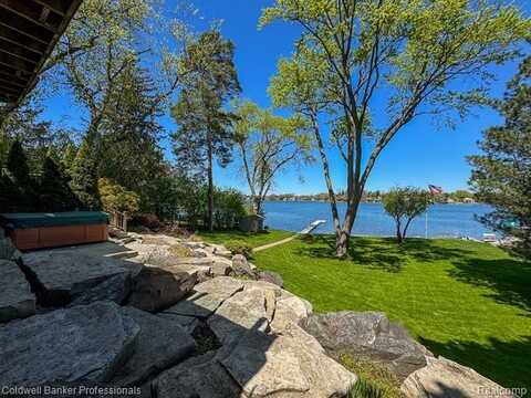2660 SILVERDOWN Court, Waterford, MI 48328