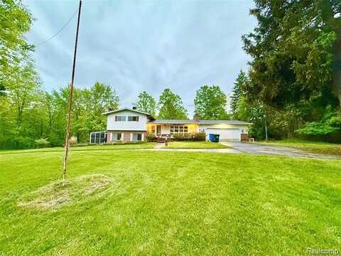 7590 Dean Road, Fenton, MI 48430