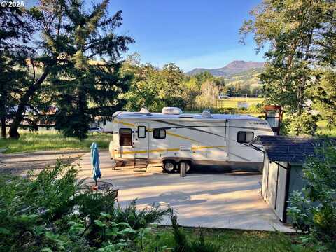 1445 WHISTLERS LN, Roseburg, OR 97470