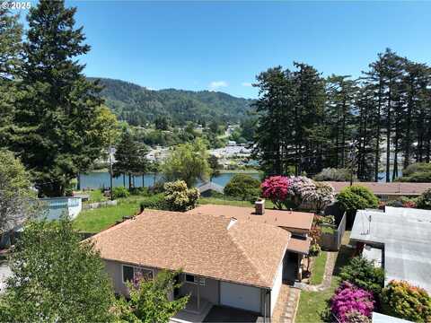 337 SPRUCE DR, Brookings, OR 97415