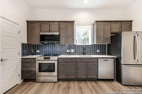 210 W Poplar, San Antonio, TX 78212