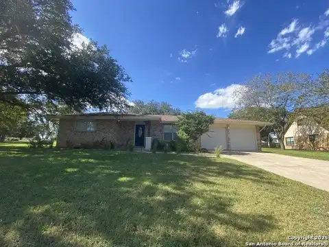 108 Hillcrest, La Vernia, TX 78121