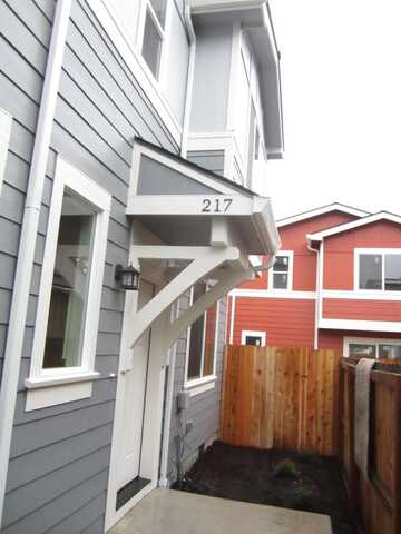 215 S C Street, Phoenix, OR 97535