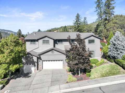 305 Woodville Way, Rogue River, OR 97537