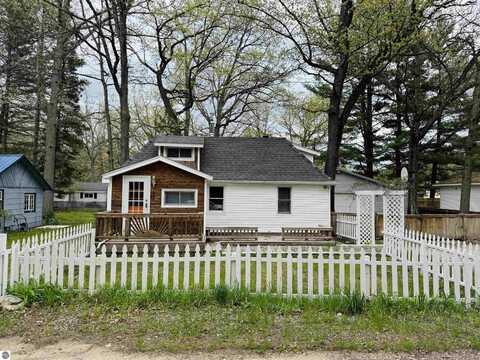 605 Cedar Avenue, Houghton Lake, MI 48651