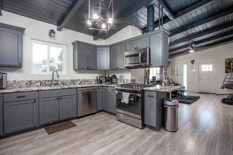 600 W Iris Avenue, Visalia, CA 93277