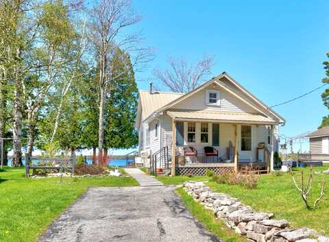 546N W Gulliver Lake, Gulliver, MI 49840