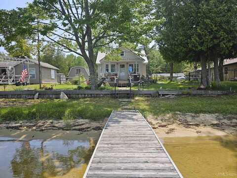 546N W Gulliver Lake, Gulliver, MI 49840