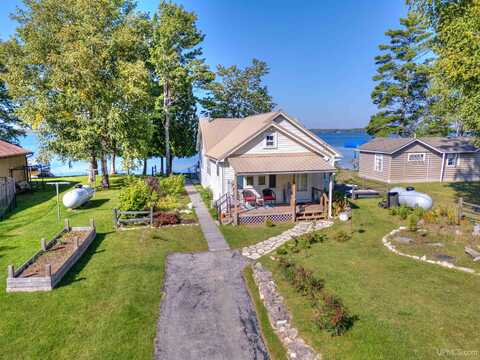 546N W Gulliver Lake, Gulliver, MI 49840