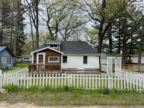 605 Cedar Avenue, Houghton Lake, MI 48629