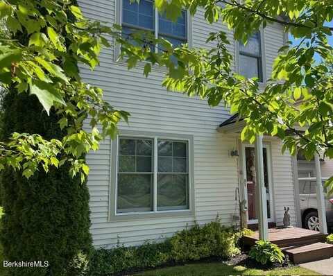 8 Stanley Dr, Great Barrington, MA 01230