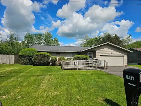 7742 Davis Road S, Clay, NY 13212