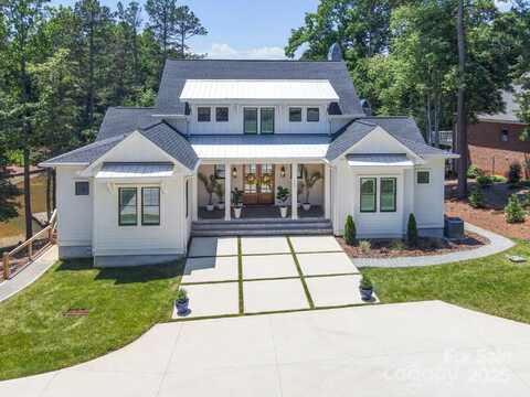 135 Holt Lane, Mooresville, NC 28117