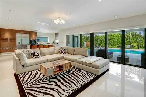 555 SW 27th Rd, Miami, FL 33129