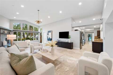 2555 NE 200th St, Miami, FL 33180