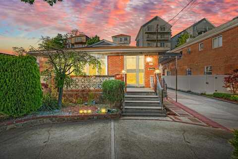 669 W Fingerboard Rd, Staten Island, NY 10305